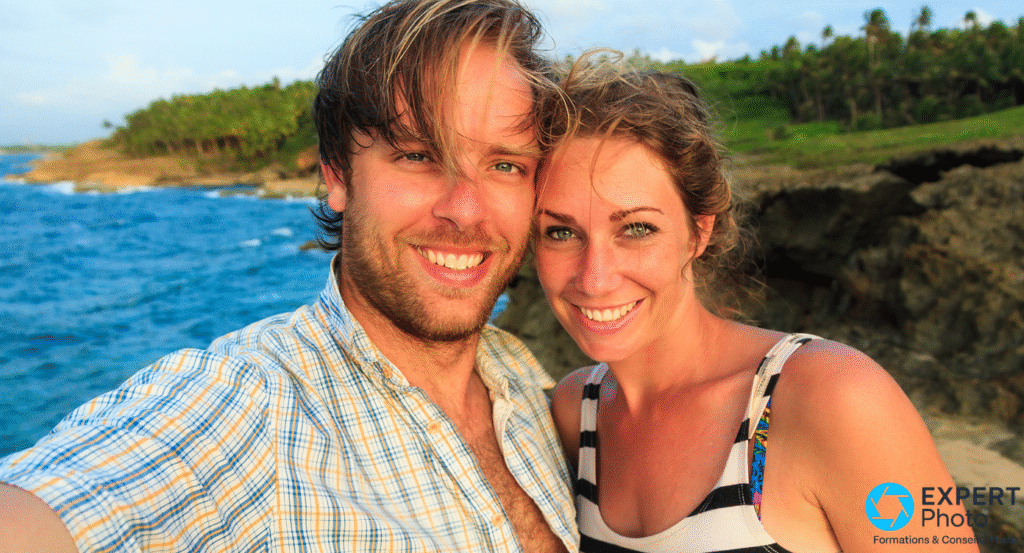 Selfie en contre-jour sur une terrasse