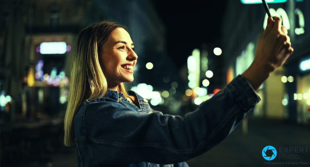 Selfie de nuit en ville