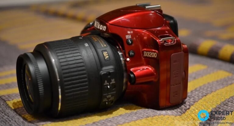 Nikon D3200 finition rouge brillante avec objectif AF-S DX 18-55mm VR Nikkor monté, posé sur tapis