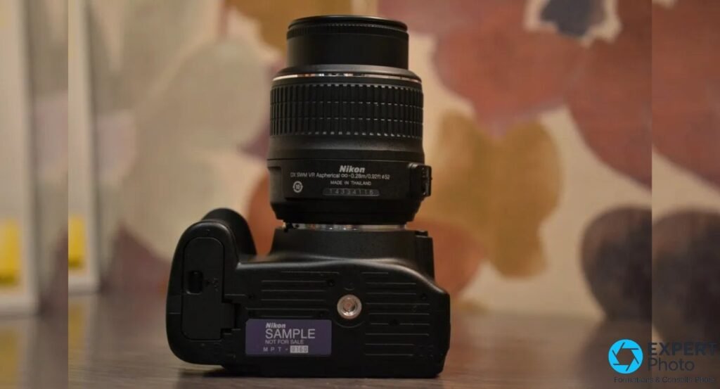 Semelle du Nikon D3200 avec étiquette violette Nikon SAMPLE NOT FOR SALE MPT-0160 et pas de vis trépied