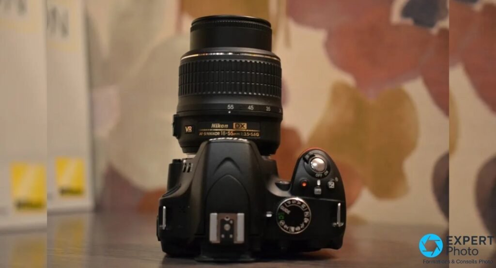 Objectif Nikkor AF-S DX 18-55mm 1:3.5-5.6G VR monté sur le D3200, étiquette dorée et bague de zoom