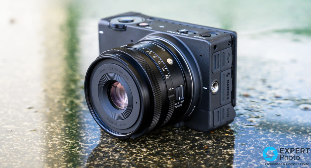 Sigma fp boîtier nu posé de face avec le Sigma 45mm f/2.8 DG DN — compact plein format L-Mount
