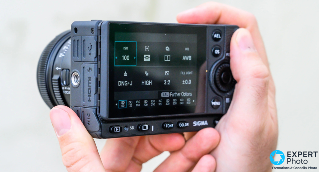 Sigma fp : accès au slot carte SD — un seul emplacement, pas de double slot