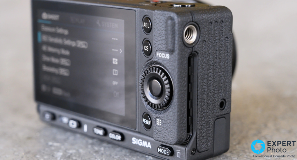 Vue de dessus du Sigma fp avec Sigma 45mm f/2.8 — commandes POWER, sélecteur CINE/STILL et bouton REC