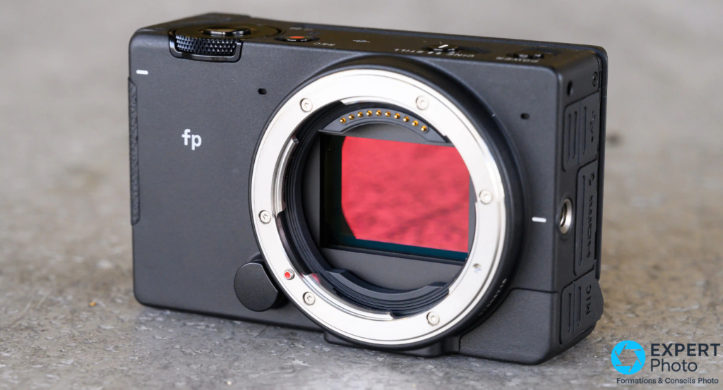 Sigma fp de face avec Sigma 45mm f/2.8 DG DN — port HDMI visible sur le flanc droit du boîtier