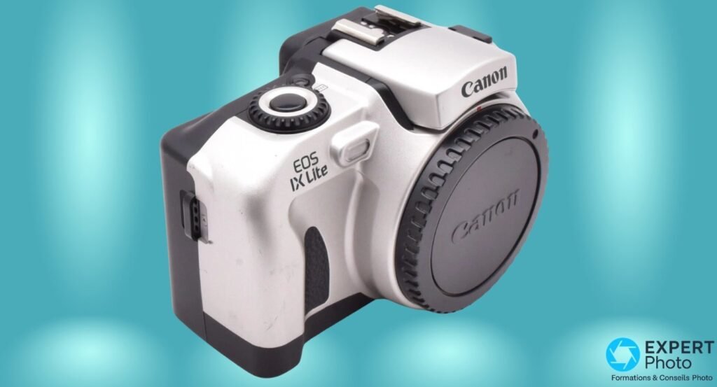  Canon EOS IX Lite argentique, face avant côté gauche, bouchon EF, port latéral, flash replié, inscription EOS IX Lite