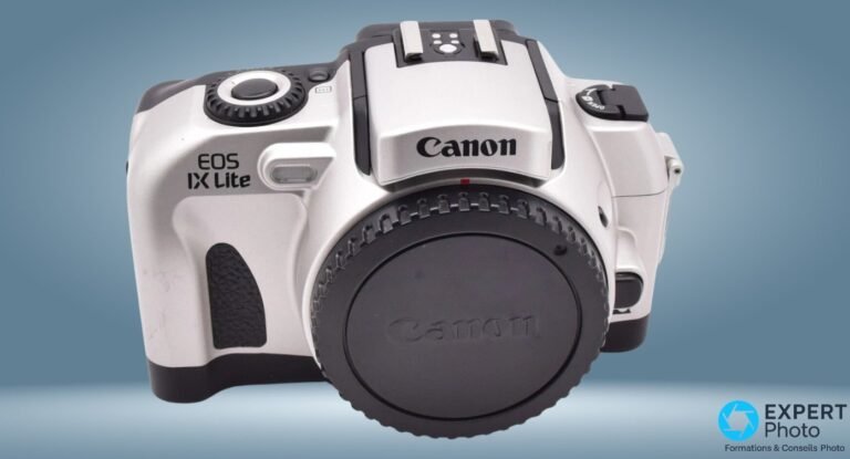 Canon EOS IX Lite argentique, face avant 3/4, bouchon monture EF, flash intégré replié, inscription EOS IX Lite, fond gris