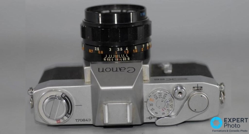 Canon EXEE vu de dessus : molette d'ouverture f/1.8 à gauche, sélecteur de vitesses à droite, élément frontal 50mm monté
