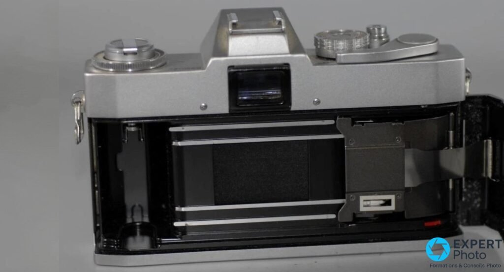 Canon EXEE dos ouvert : rideaux de l'obturateur plan focal tissu, mécanisme QL d'avance film, logement de pellicule 35mm