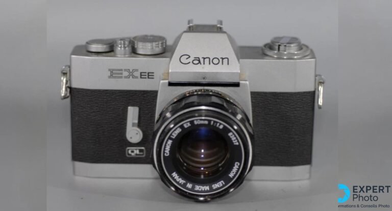 Test Canon EXEE : un reflex argentique atypique à acheter en connaissance de cause Canon EXEE de face : élément frontal Canon Lens EX 50mm f/1.8, inscription EX EE sur le flanc gauche, logo QL, griffe froide