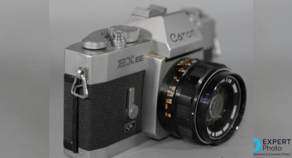 Canon EXEE trois-quarts gauche : inscription EX EE, logo QL visible, bouton dos, bague mise au point 50mm