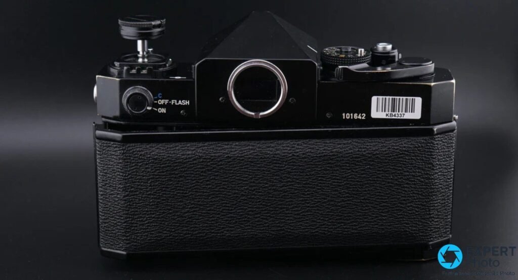 Canon F-1 vu de dos sans couvercle, fenêtre obturateur chromée centrale, sélecteur C-OFF-FLASH-ON gauche