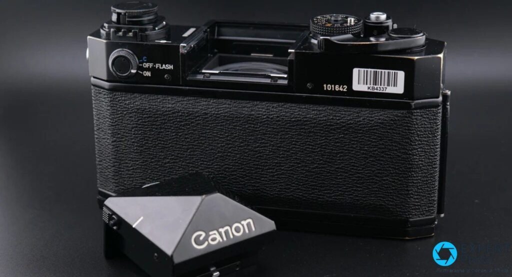  Canon F-1 noir dos ouvert, chambre film visible, pentaprisme amovible Canon posé au premier plan