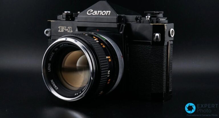 Canon F-1 noir en trois-quarts gauche, objectif Canon FD 50 mm monté, pentaprisme Canon visible, fond sombre