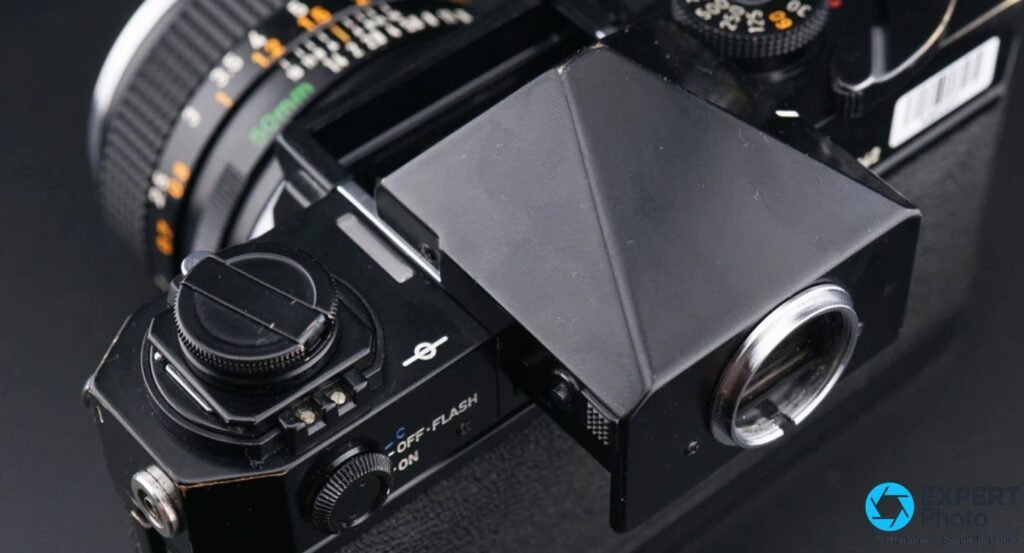 Vue de dessus Canon F-1, pentaprisme monté, sélecteur OFF-FLASH-ON, molette de rembobinage et déclencheur avec retardateur