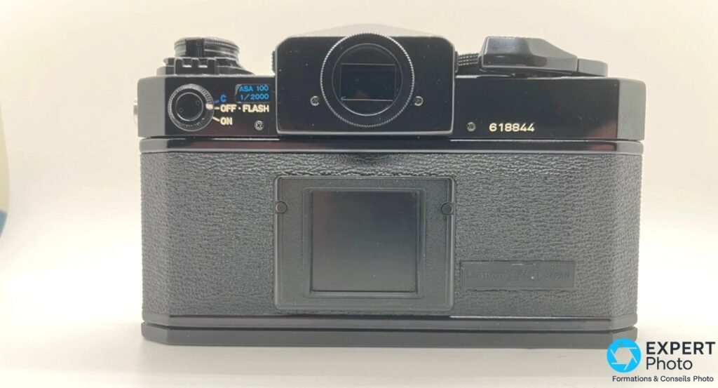 Canon F1N vu de dos : viseur rectangulaire, commutateur OFF/FLASH/ON, indicateurs ASA 100/1/2000 et numéro de série 618844