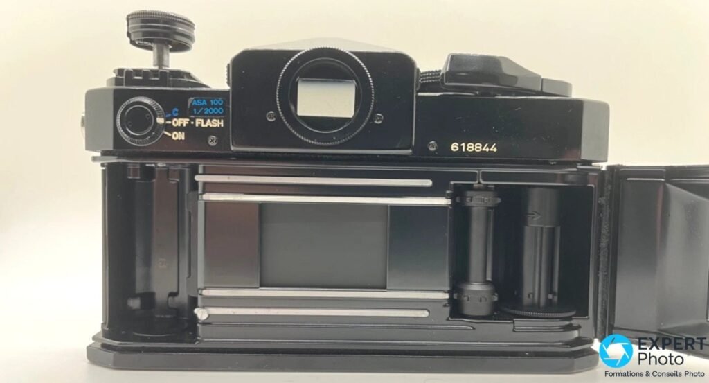 Canon F1N dos ouvert : chambre film avec rideaux d'obturateur horizontaux, numéro 618844 et commutateur ON/OFF/FLASH