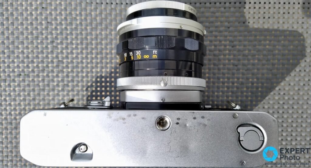 Canon FT QL vu de dessus, bague de mise au point du FL 50mm visible avec échelle de distances, platine argentée.