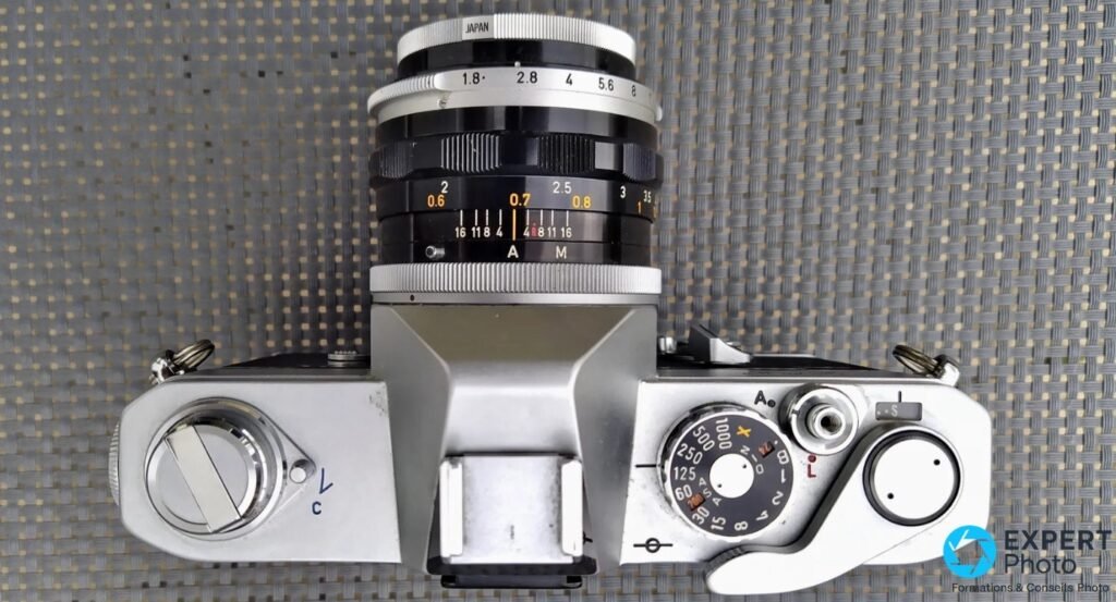 Canon FT QL dessus : molette des vitesses jusqu'à 1/1000 s, déclencheur et bague d'ouverture FL de 1.8 à 16. 