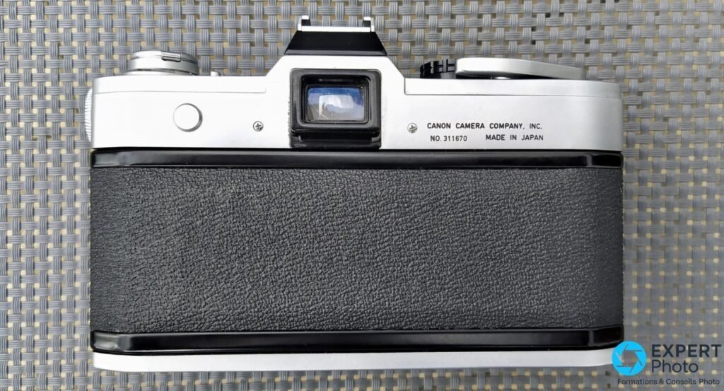 Canon FT QL vu de dos, viseur optique carré visible, inscription Canon Camera Company Inc. Made in Japan gravée.