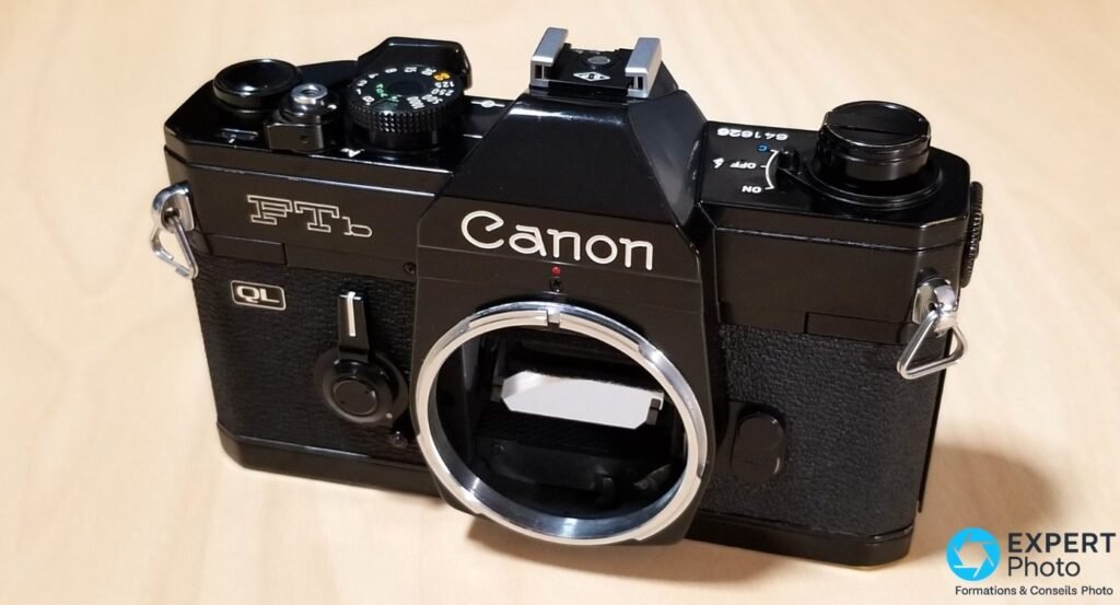 Canon FTb-N nu face avant, monture breech-lock FD ouverte, inscription FTb QL et sélecteur ON/OFF visibles