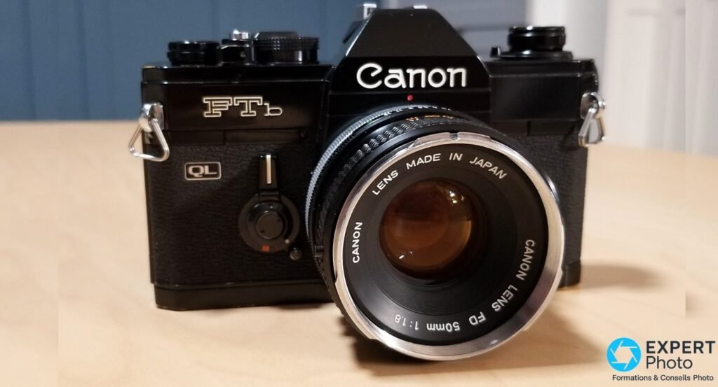 Canon FTb-N noir face avant, objectif Canon FD 50mm f/1.8 posé devant la monture, inscription FTb QL lisible