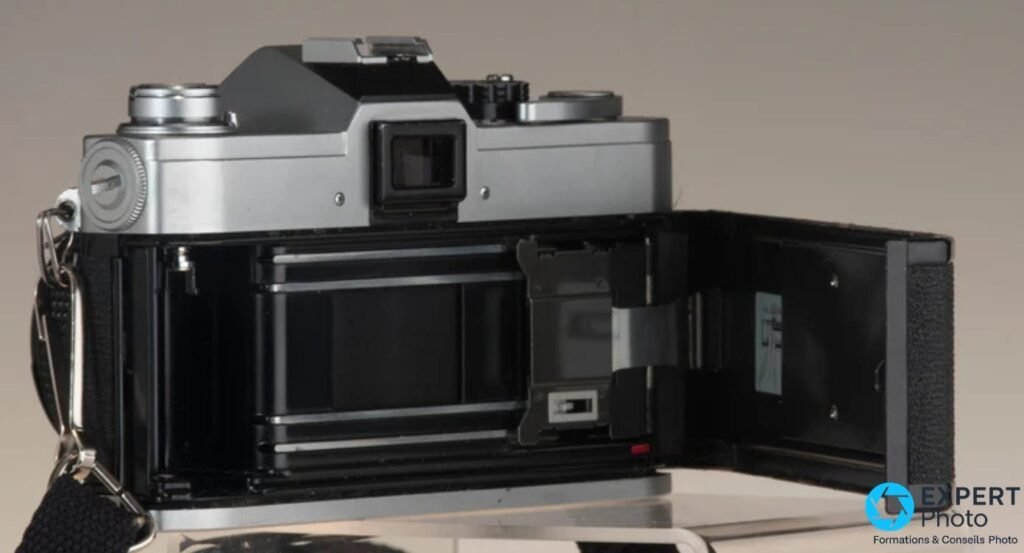 Canon FTb avec porte arrière ouverte : rideaux d'obturateur noirs, rails guide-film, compartiment pour cartouche 35mm visible