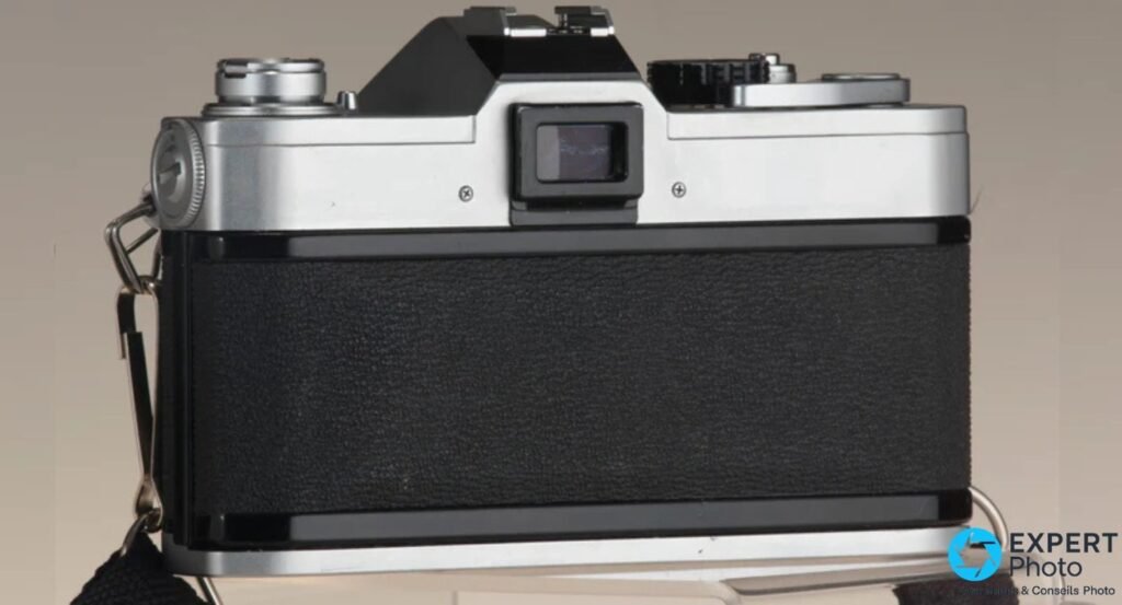 Canon FTb vu de dos : viseur optique, revêtement grainé noir, attaches de dragonne chromées de chaque côté