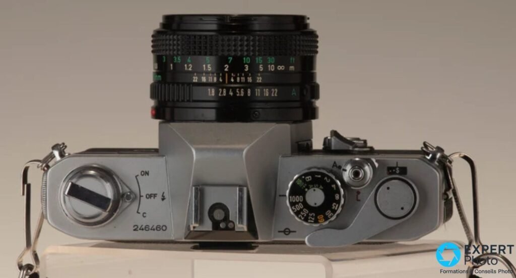 Canon FTb vu du dessus : cadran de vitesses 60-1000, sélecteur ON/OFF/C, numéro de série 246460, objectif FD 50mm monté 