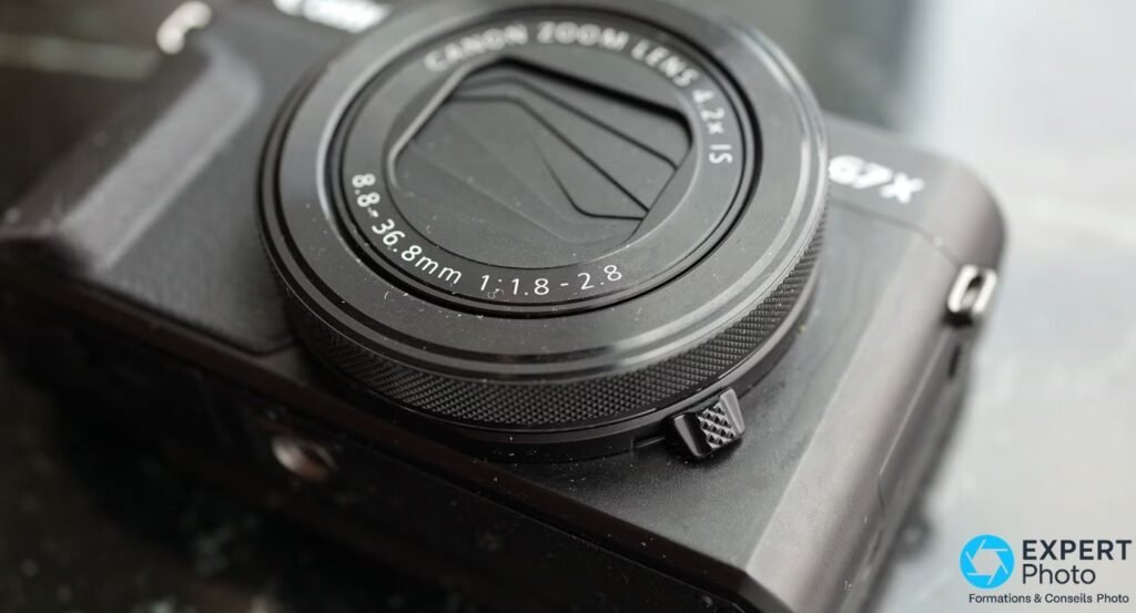 Gros plan sur l'objectif Canon Zoom Lens 4.2x IS du G7 X Mark II, inscriptions 8.8-36.8mm 1:1.8-2.8 lisibles sur la bague 