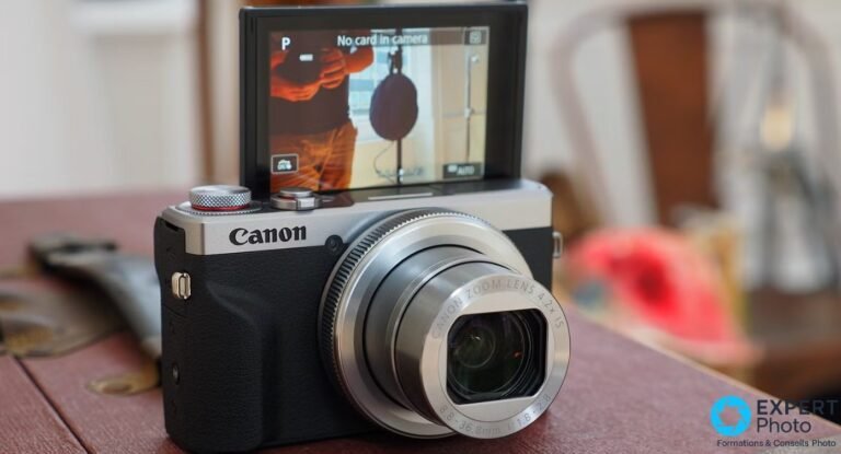 Canon PowerShot G7X Mark II (gauche, bicolore) et G7X Mark III (droite, tout noir) posés sur une table en bois, vus de face