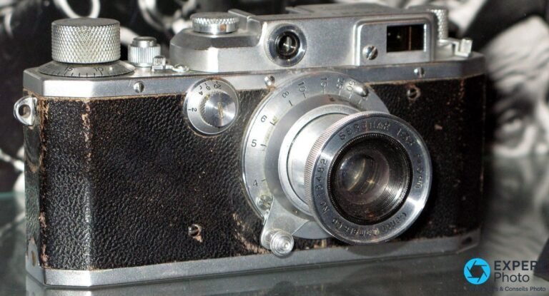 Canon II télémétrique, vue trois quarts face avant, objectif Serenar LTM monté, corps noir patiné et molettes visibles