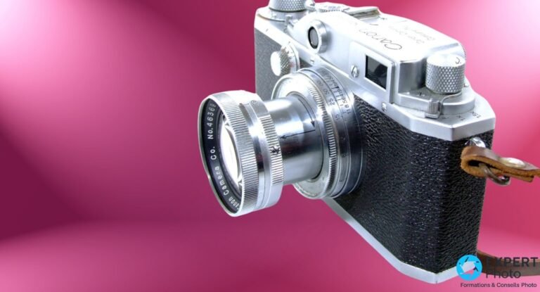 Canon III argentique chromé de trois quarts gauche, Serenar 50mm f/1.9 monté, bague de mise au point visible, sangle cuir