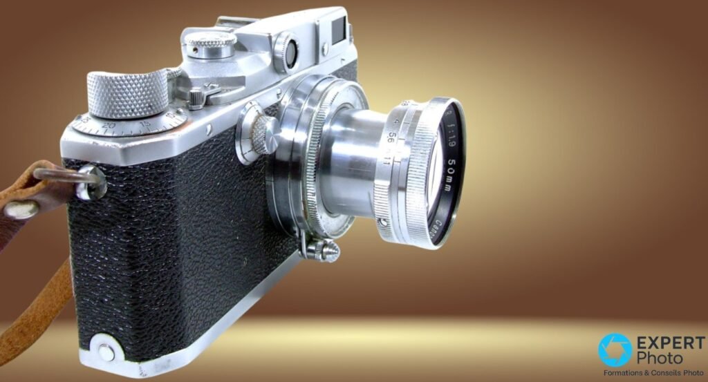 Canon III de trois quarts, Serenar 50mm f/1.9 monté en avant-plan, bague ouverture visible, revêtement cuir noir, sangle cuir