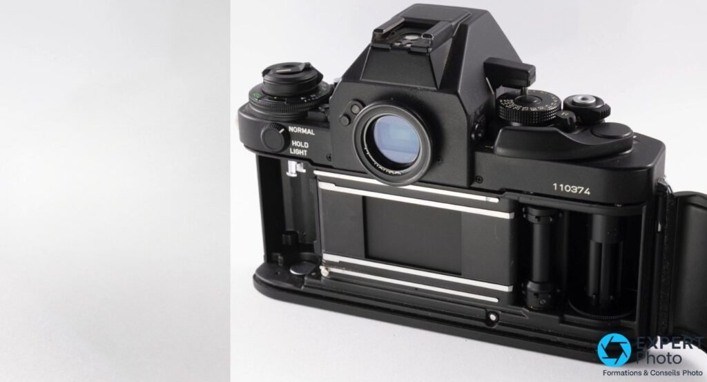 Canon New F-1 boîtier vu de dos, dos ouvert, couloir pellicule et rails d'avancement du film visibles, AE Finder FN monté