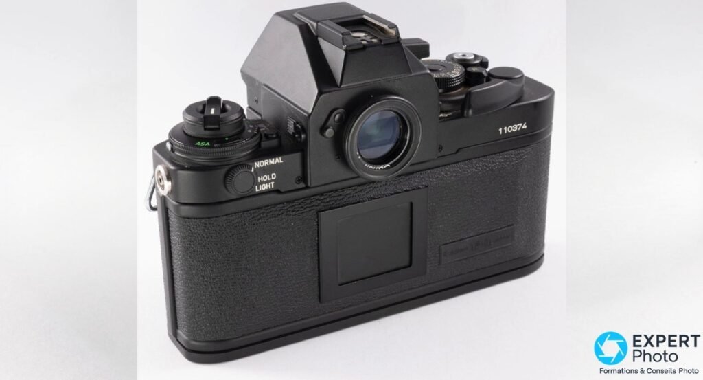 Canon New F-1 boîtier nu vu de dos, AE Finder FN monté, sélecteur NORMAL/HOLD/LIGHT, molette ASA