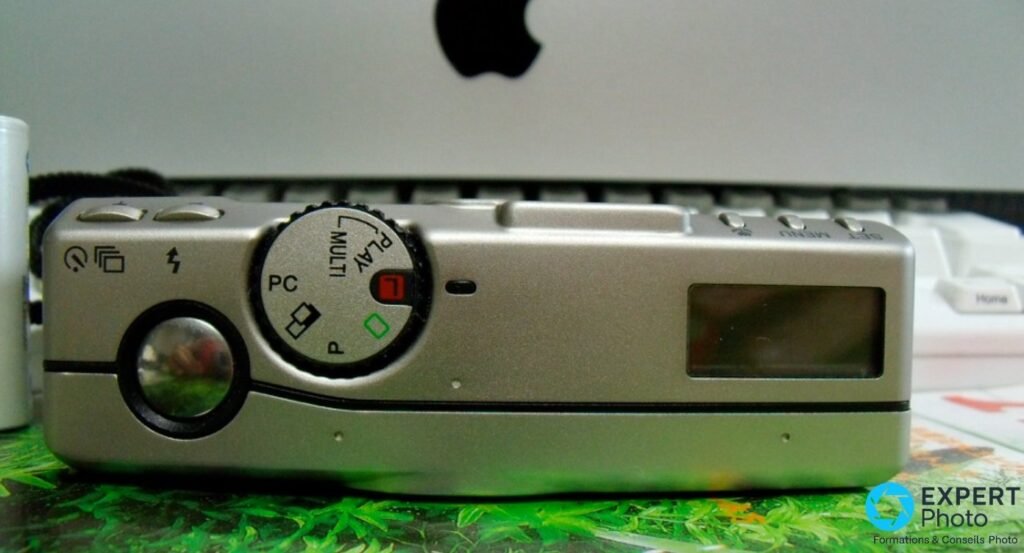 Dessus du Canon PowerShot A5 montrant la molette de modes (PC, Multi, Play, P), viseur et écran secondaire à droite