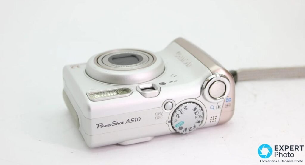 Canon PowerShot A510 vue de dessus, molette de modes M Av Tv P Auto SCN et déclencheur clairement visibles
