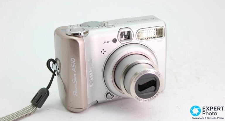Canon PowerShot A510 vu de trois quarts, objectif zoom 4x rentré, flash et viseur optique AiAF visibles, fond blanc