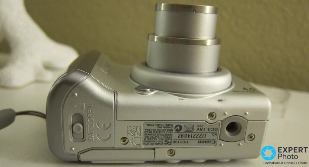 Canon PowerShot A520, dessous, trappe batterie BATT.OPEN, douille trépied, marquage Canon DC 3.15V, numéro de série visible