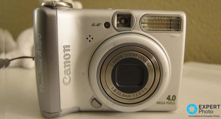 Canon PowerShot A520 argenté face avant, objectif Canon Zoom Lens 4x rentré, flash, viseur optique, mention 4.0 Mega Pixels