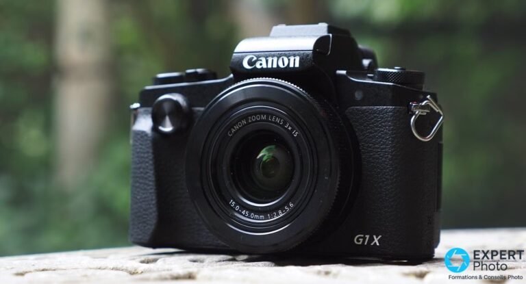 Canon PowerShot G1 X Mark III posé sur surface, face avant, objectif 15.0-45.0mm f/2.8-5.6 sorti, logos Canon et G1X lisibles