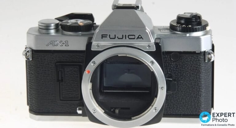 Avis Fujica AX-1 : bon plan argentique ou faux ami de l’occasion ? Fujica AX-1 boîtier nu de face, inscription AX-1 sur le flanc gauche, monture Fujica X baïonnette chromée