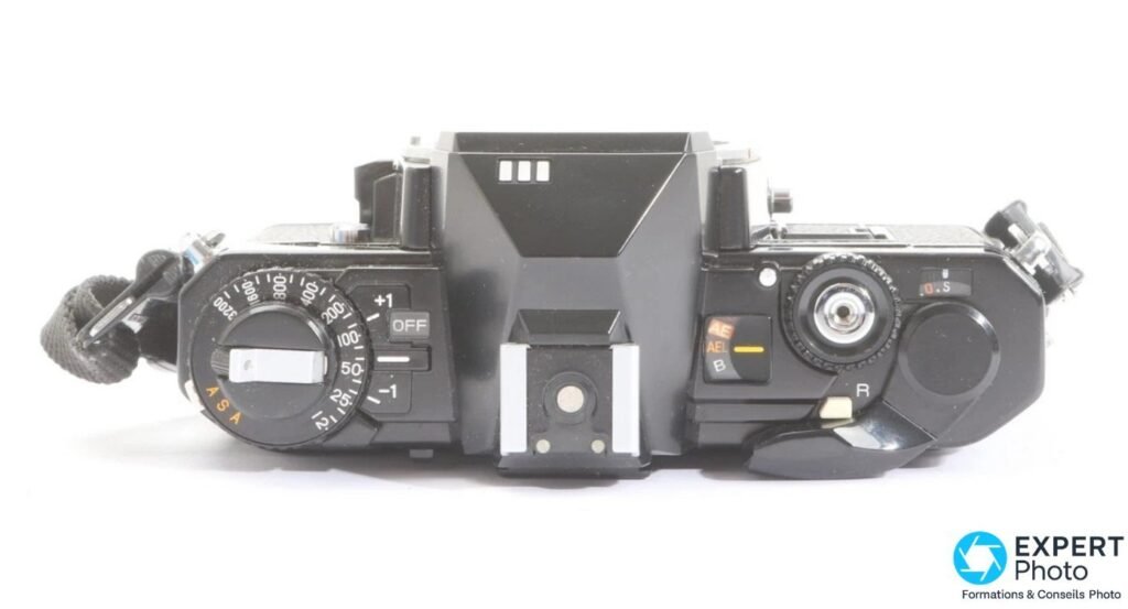  Fujica AX-3 noir face avant avec X-Fujinon 50mm f/1,9, inscriptions FUJICA et AX-3 lisibles, sangle noire