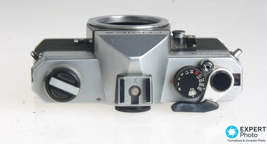 Fujica ST601 vue de dessus, molette de vitesses (B à 1/700 s en rouge), synchro X, sélecteur ASA et déclencheur visibles.