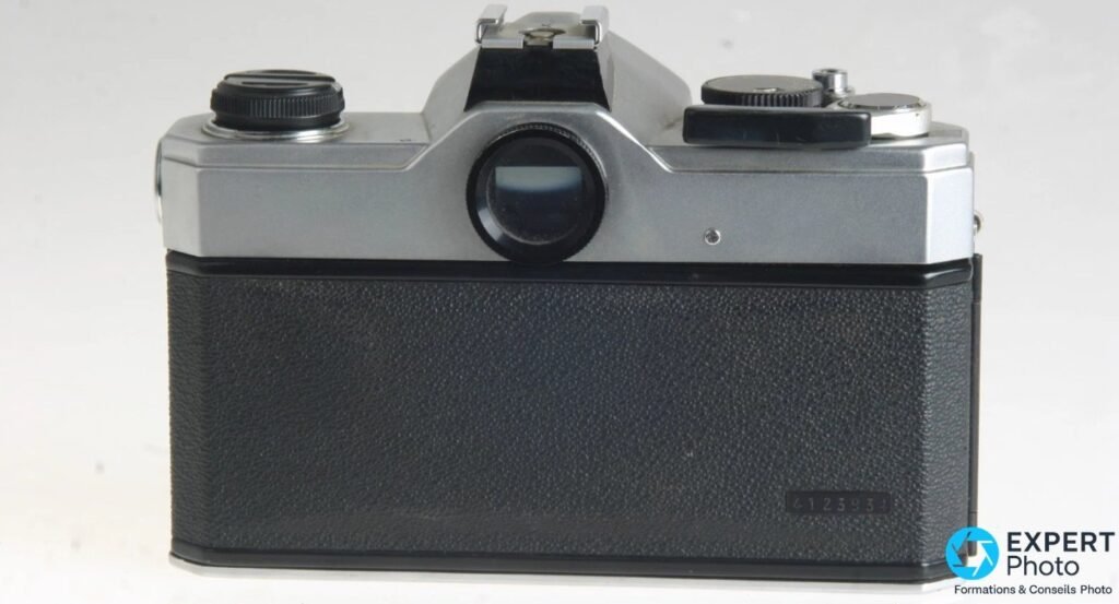 Fujica ST601 vu de dos, couvercle fermé avec leatherette noire, oculaire du viseur et numéro de série gravé en bas.