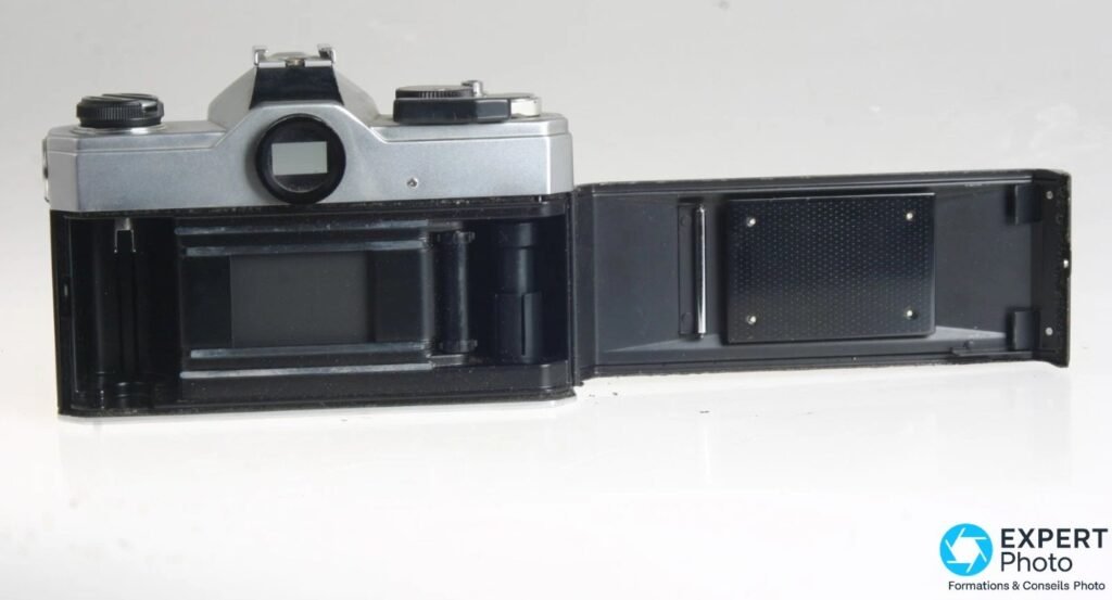 Fujica ST601 dos ouvert, chambre film visible avec rails et zone des mousses d’étanchéité à inspecter avant achat.