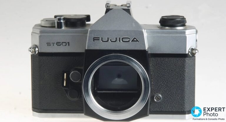 Test Fujica ST601 : un reflex M42 honnête pour débuter en argentique Fujica ST601 boîtier seul de face, monture M42 ouverte, inscriptions ST601 et FUJICA visibles, fond blanc neutre.