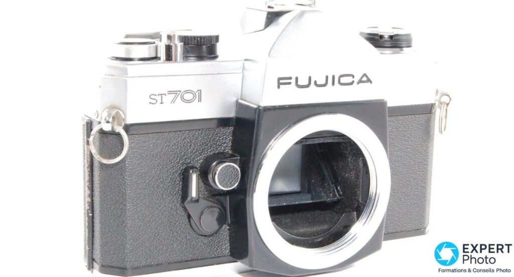 Fujica ST701 boîtier nu en trois quarts face gauche, logos ST701 et FUJICA, déclencheur et monture M42 à vis visible