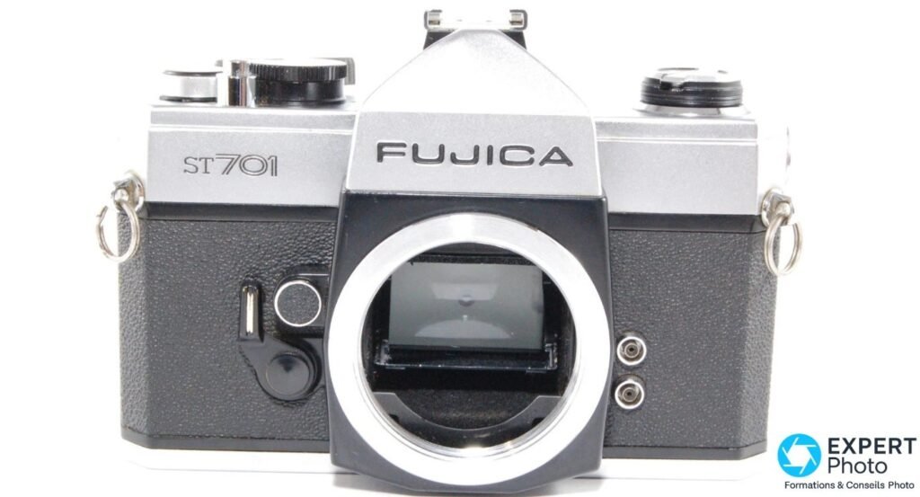 Fujica ST701 boîtier nu de face, monture M42 à vis ouverte, logos FUJICA et ST701 visibles, fond blanc